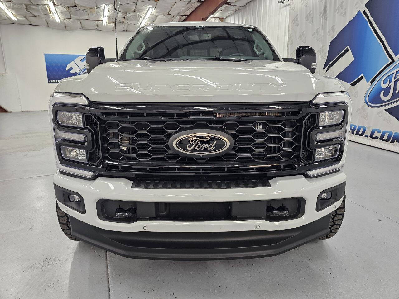 2025 Ford F-350 Lariat photo 3