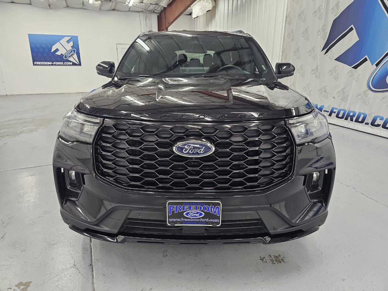 2025 Ford Explorer ST ST-Line photo 3