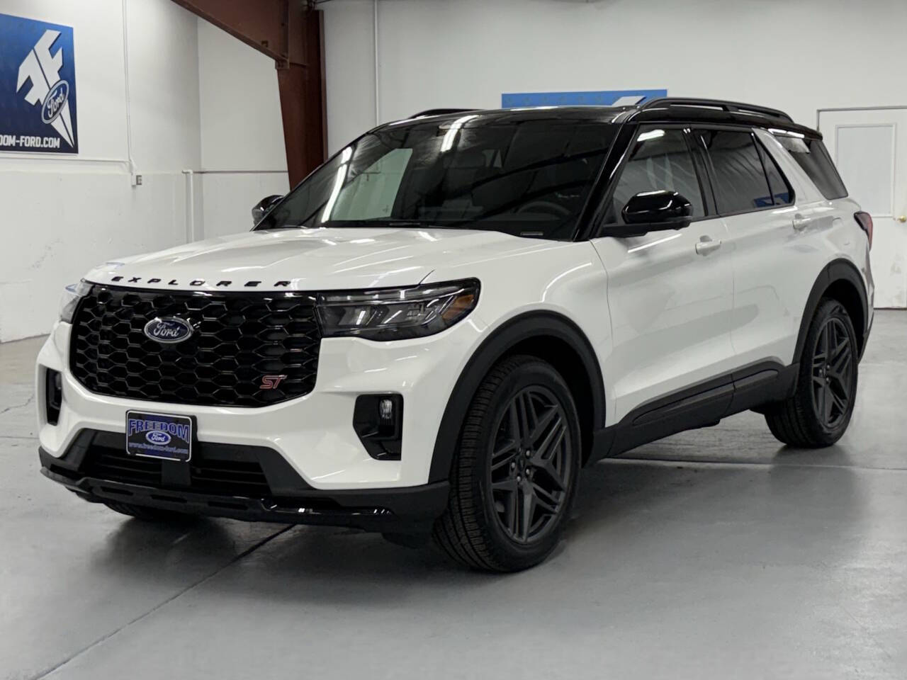 2025 Ford Explorer ST photo 4