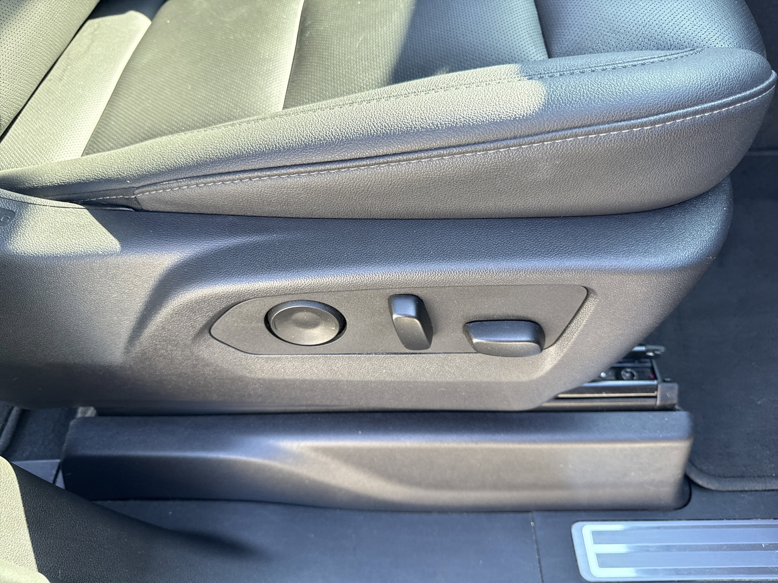 2025 GMC Sierra 1500 SLT - Photo 29