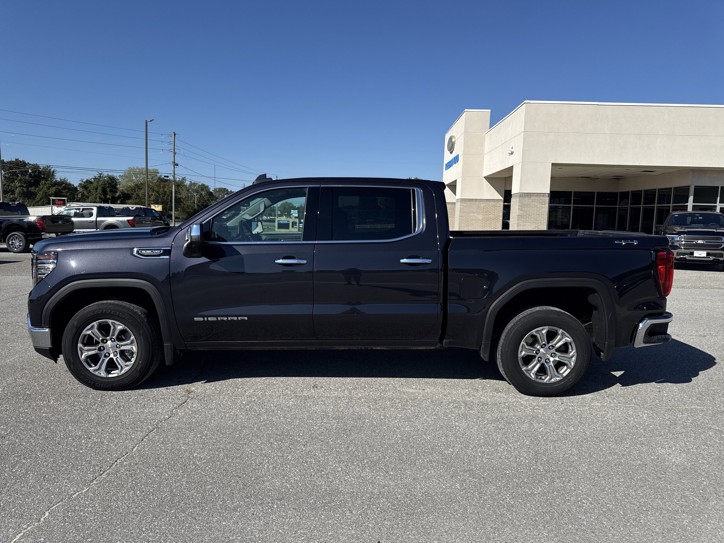 2025 GMC Sierra 1500 SLT - Photo 4