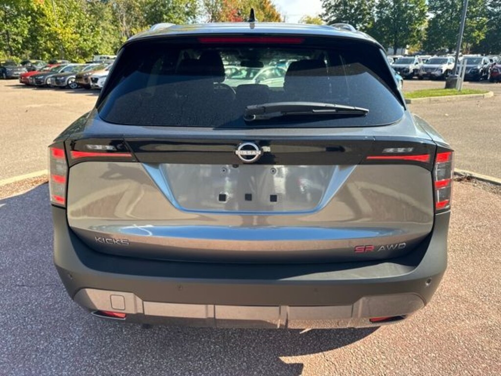New 2025 Nissan Kicks SR SUV