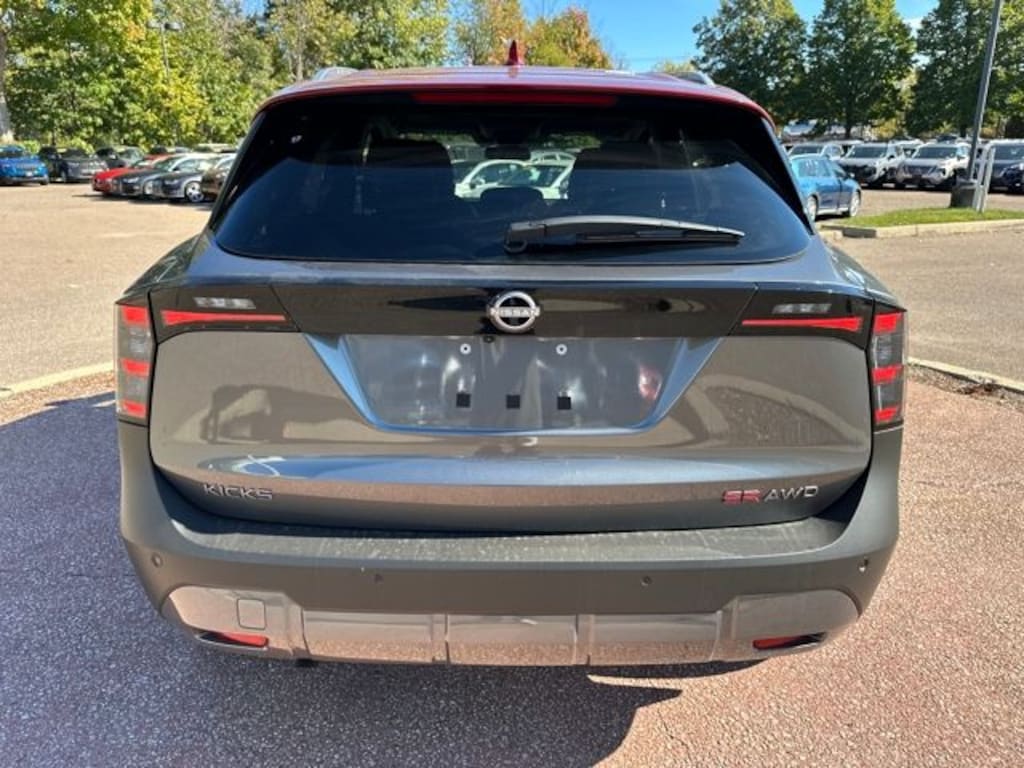 New 2025 Nissan Kicks SR SUV