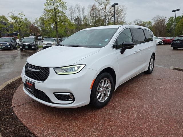 2024 Chrysler Pacifica Touring L's photo