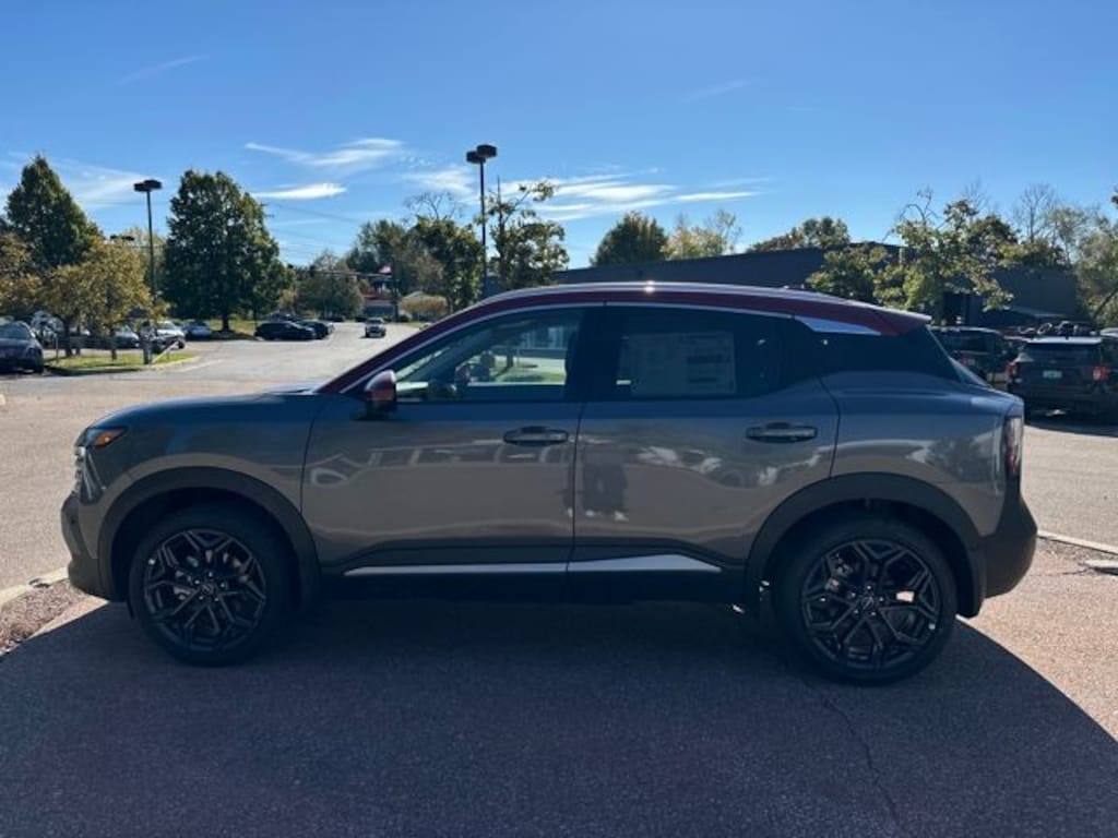 New 2025 Nissan Kicks SR SUV