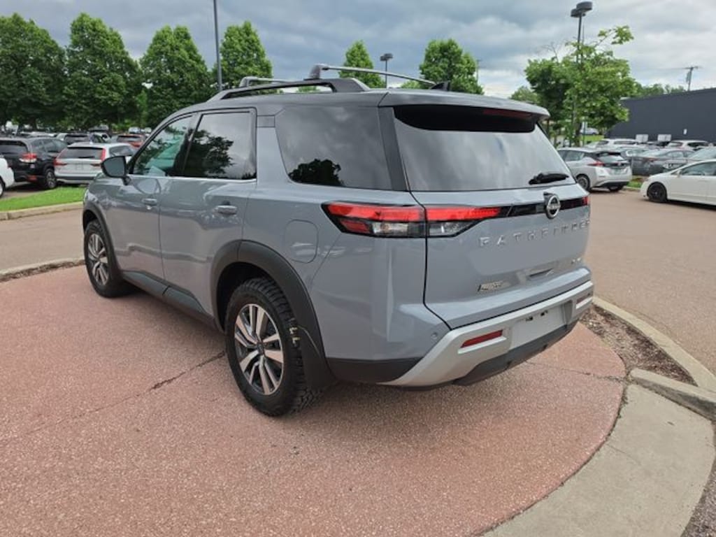 Used 2024 Nissan Pathfinder SL SUV