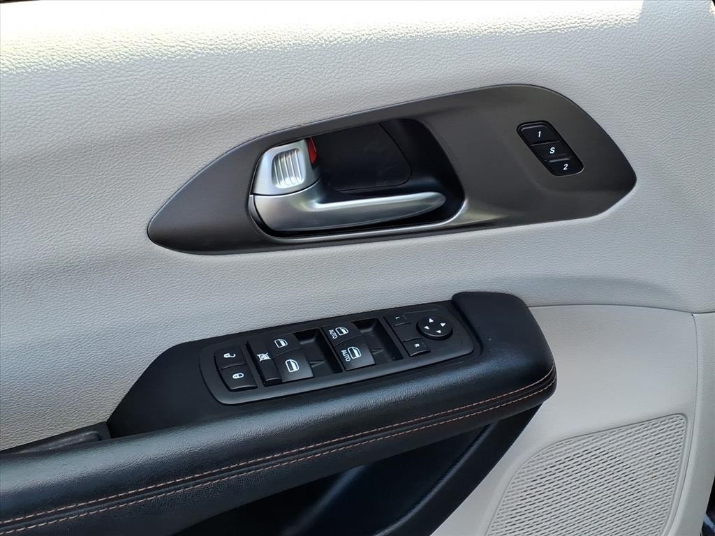 2020 Chrysler Pacifica Touring L photo 4