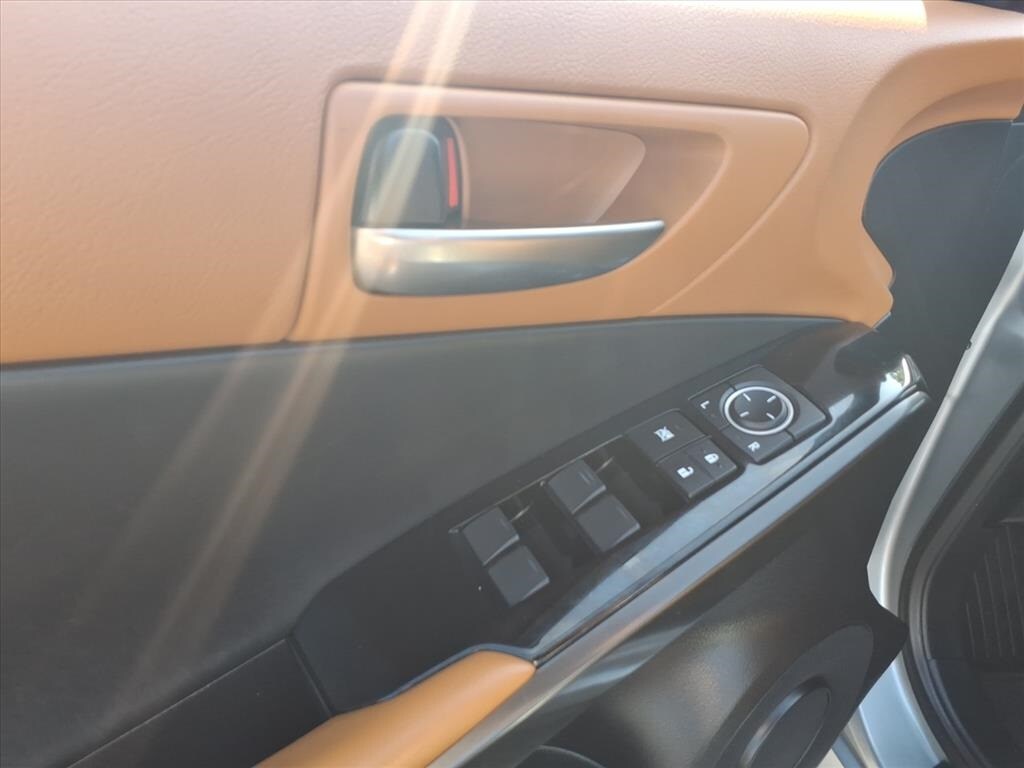 2021 Lexus IS 300 photo 4