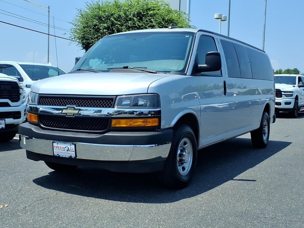2018 Chevrolet Express Passenger LT - Photo 3