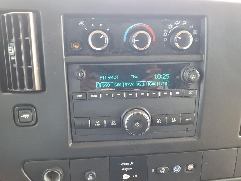 2018 Chevrolet Express Passenger LT - Photo 7