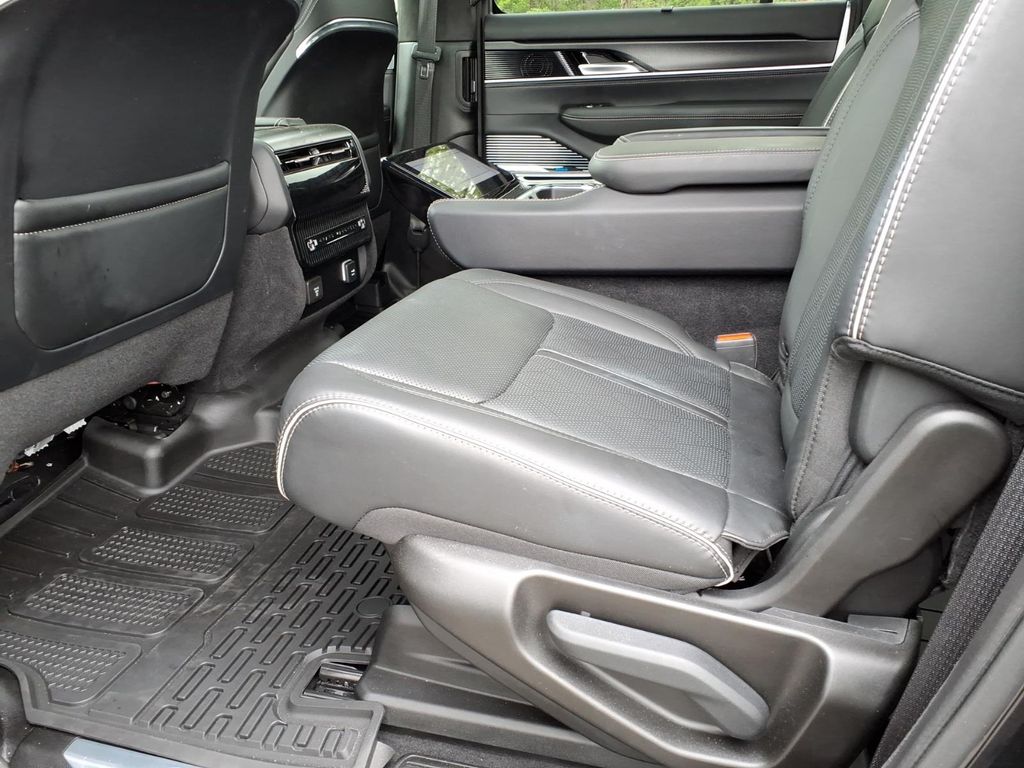 2024 Jeep Grand Wagoneer L Series II - Photo 17