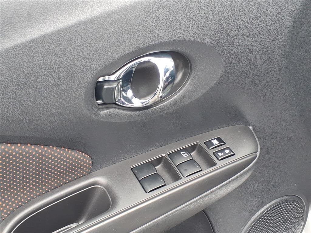 2015 Nissan Versa Note SR photo 4