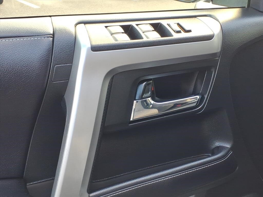 2020 Toyota 4Runner SR5 photo 2