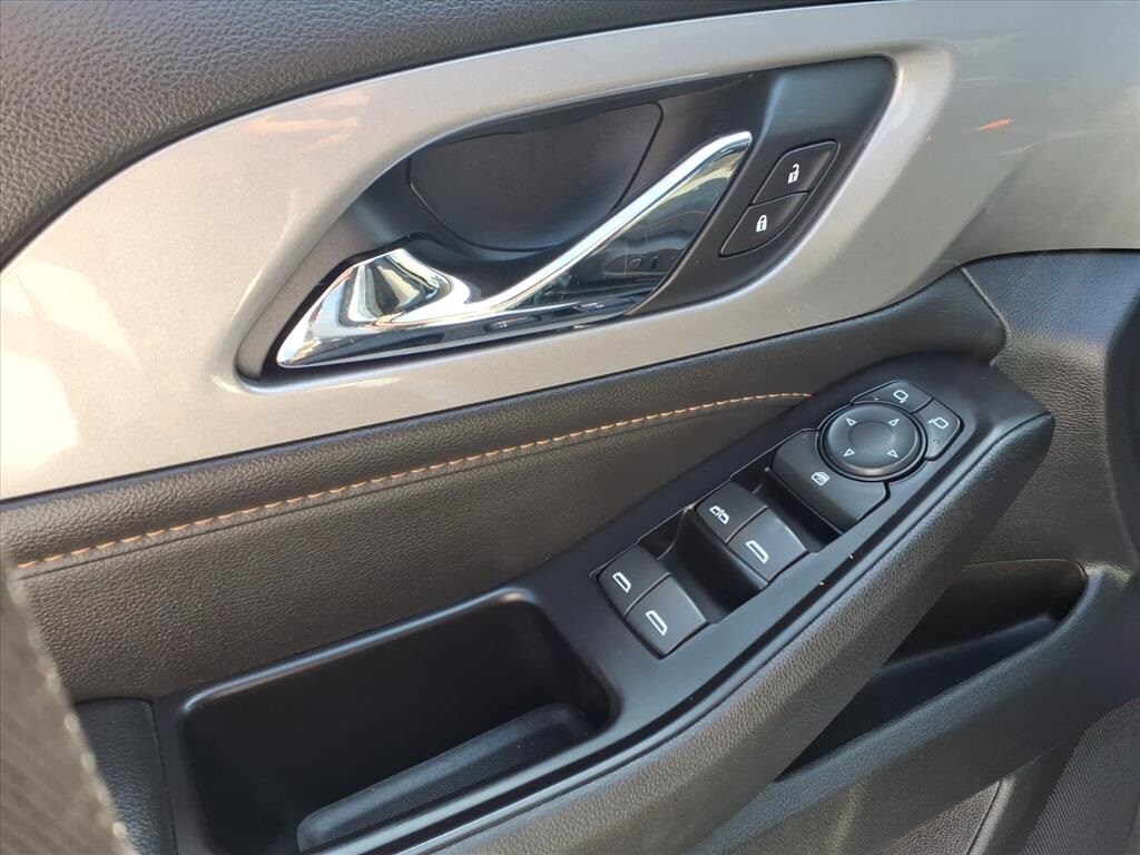 2020 Chevrolet Traverse 1LT photo 2