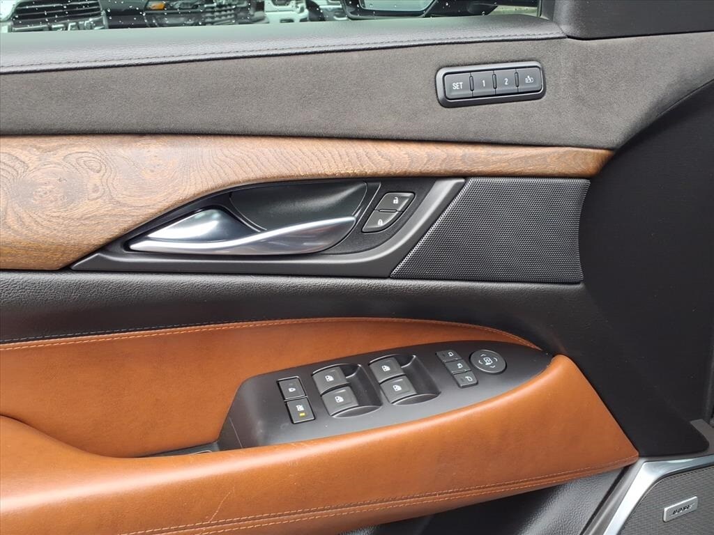 2018 Cadillac Escalade ESV Luxury photo 2