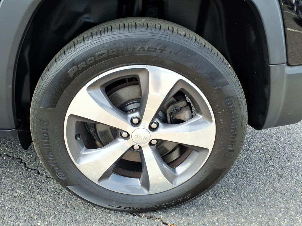 used 2020 Jeep Cherokee car, priced at $17,599