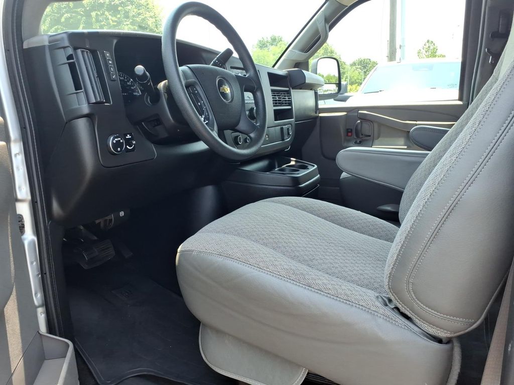 2018 Chevrolet Express Passenger LT - Photo 10