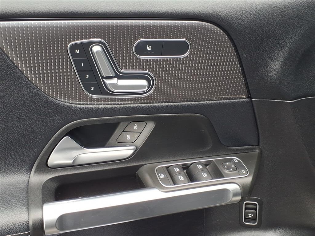 2021 Mercedes Benz GLB 250 4MATIC photo 2