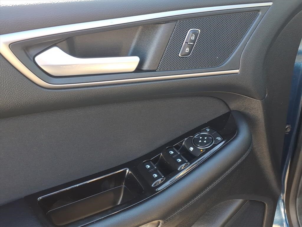 2017 Ford Edge SEL photo 2