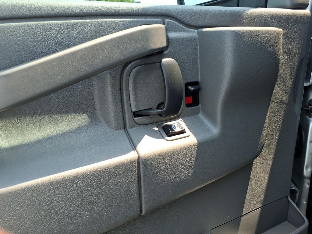 2018 Chevrolet Express Passenger LT - Photo 4