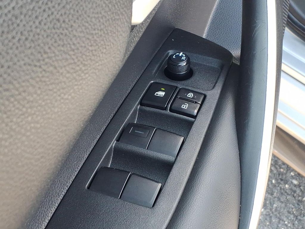 2022 Toyota Corolla SE - Photo 13
