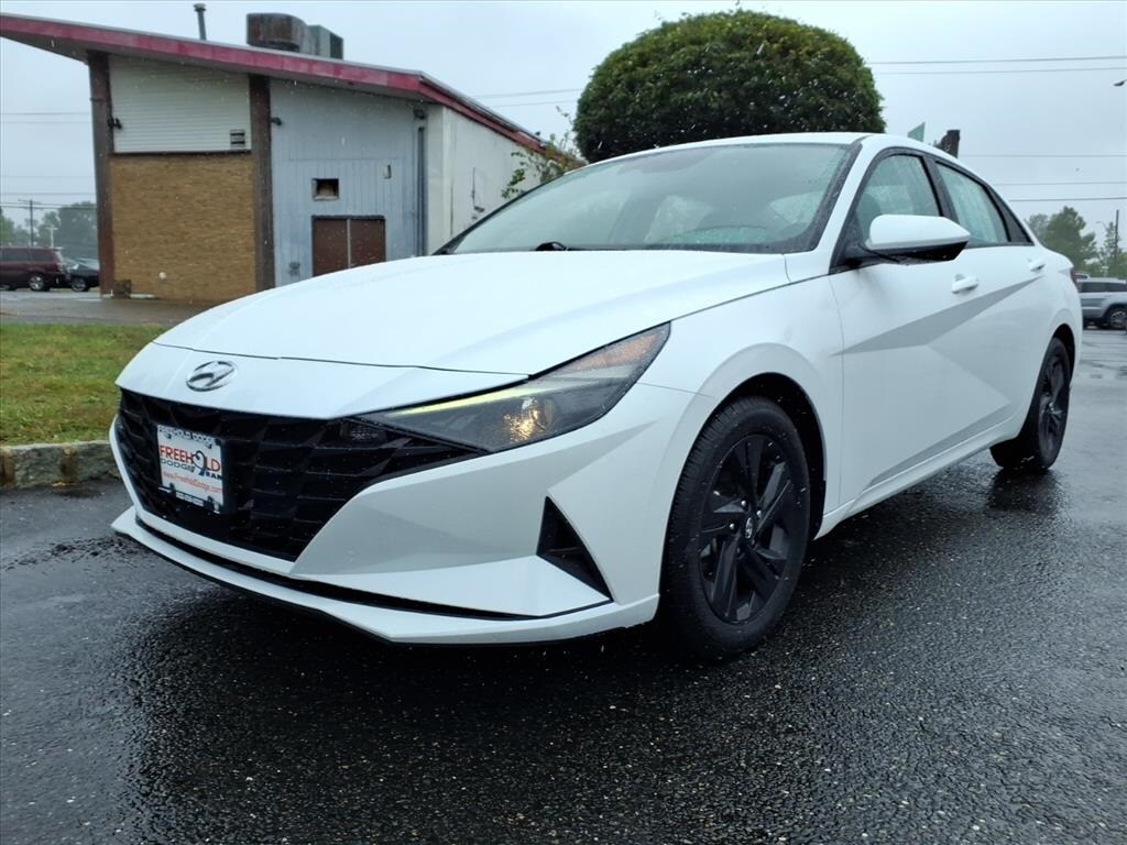 2022 Hyundai Elantra SEL Convenience photo 3