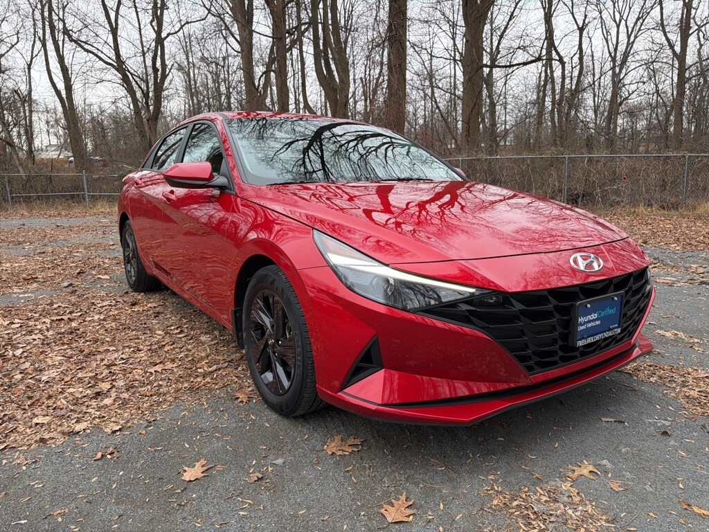 2022 Hyundai Elantra SEL photo 2