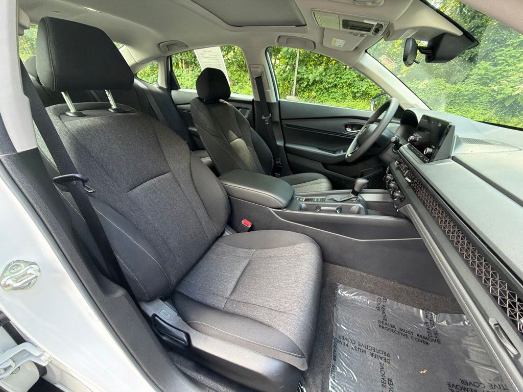 2025 Honda Accord SE - Photo 9