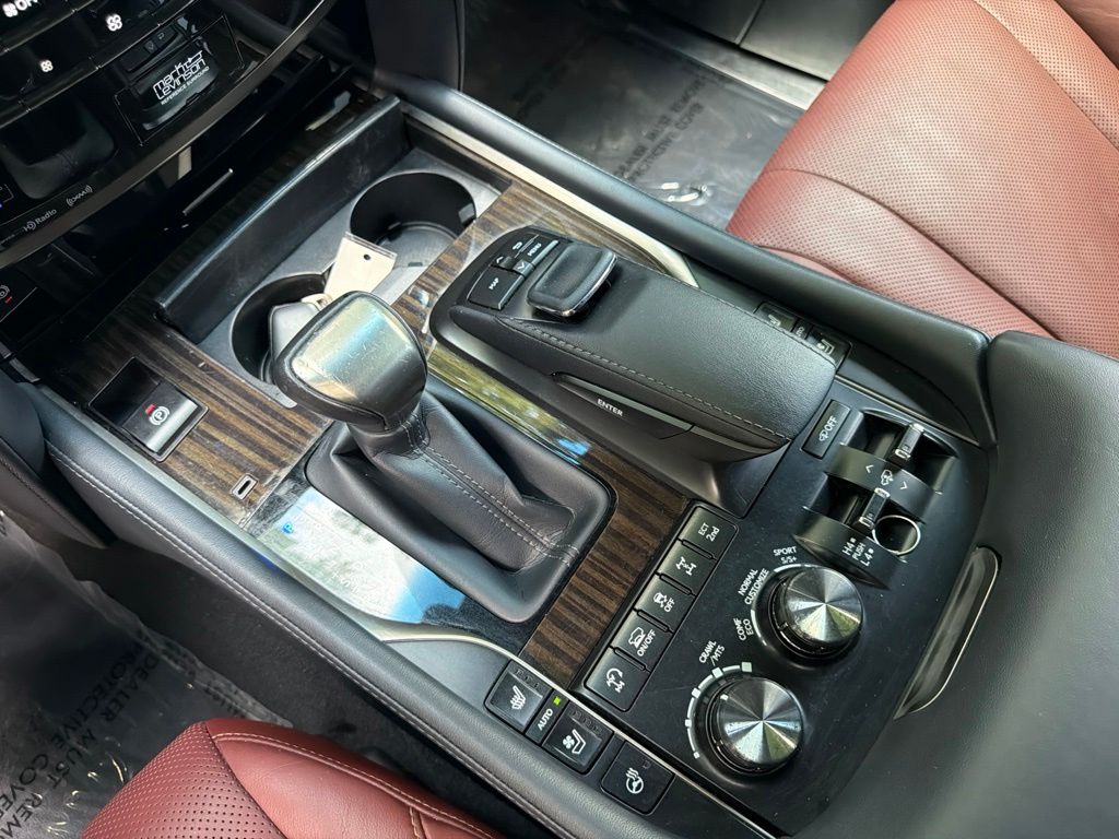 2021 Lexus LX 570 - Photo 32