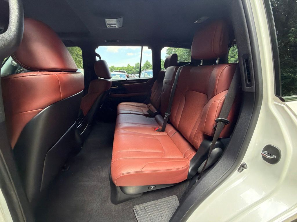 2021 Lexus LX 570 - Photo 16