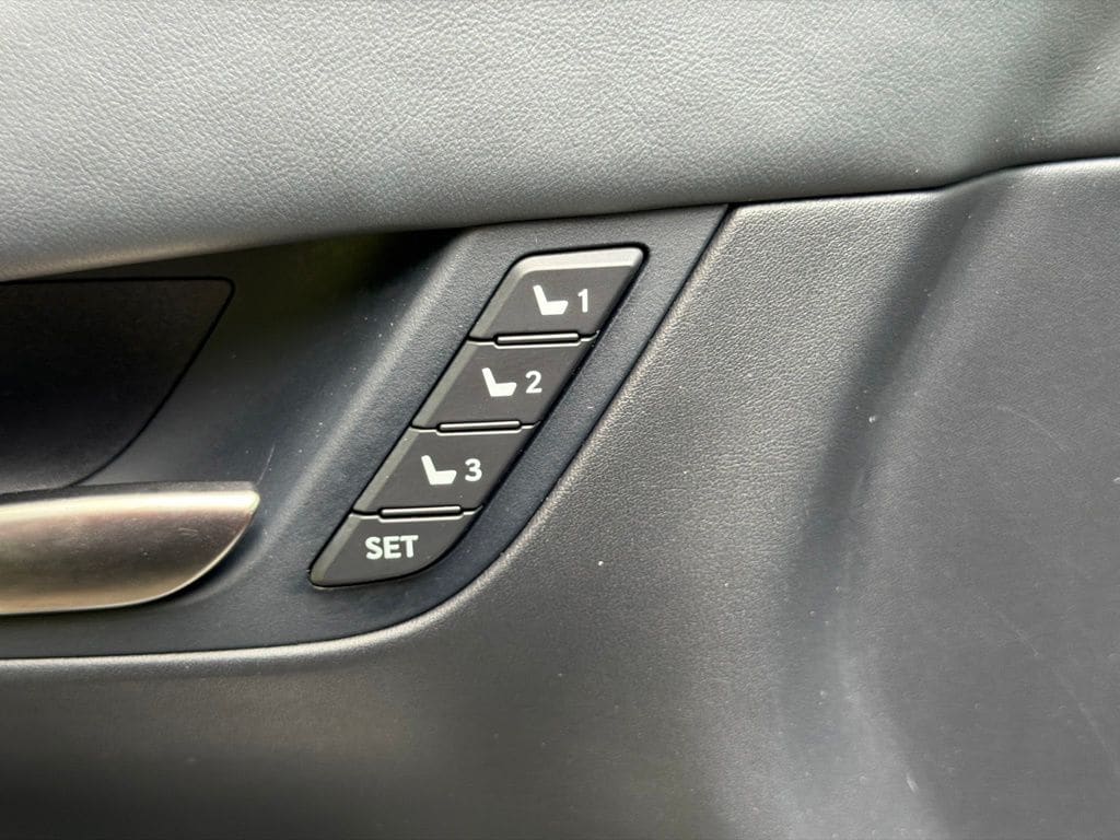 2021 Lexus LX 570 - Photo 19