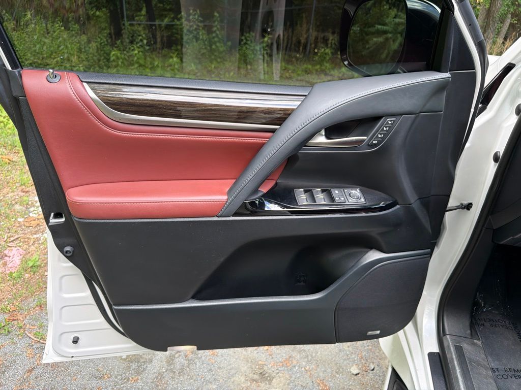 2021 Lexus LX 570 - Photo 17