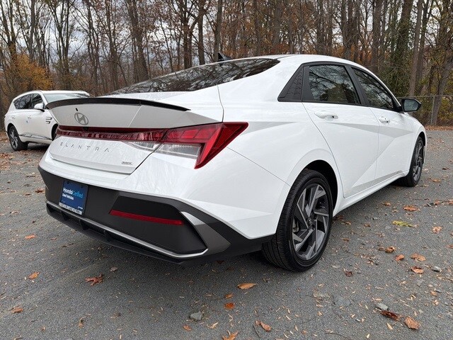 2025 Hyundai Elantra Hybrid photo 3