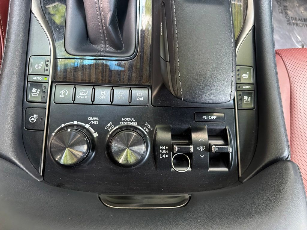 2021 Lexus LX 570 - Photo 33