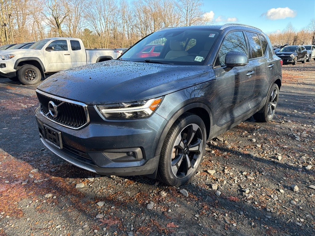 2022 Volvo XC40 Momentum's photo