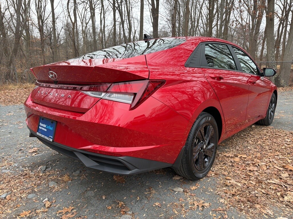 2022 Hyundai Elantra SEL photo 3