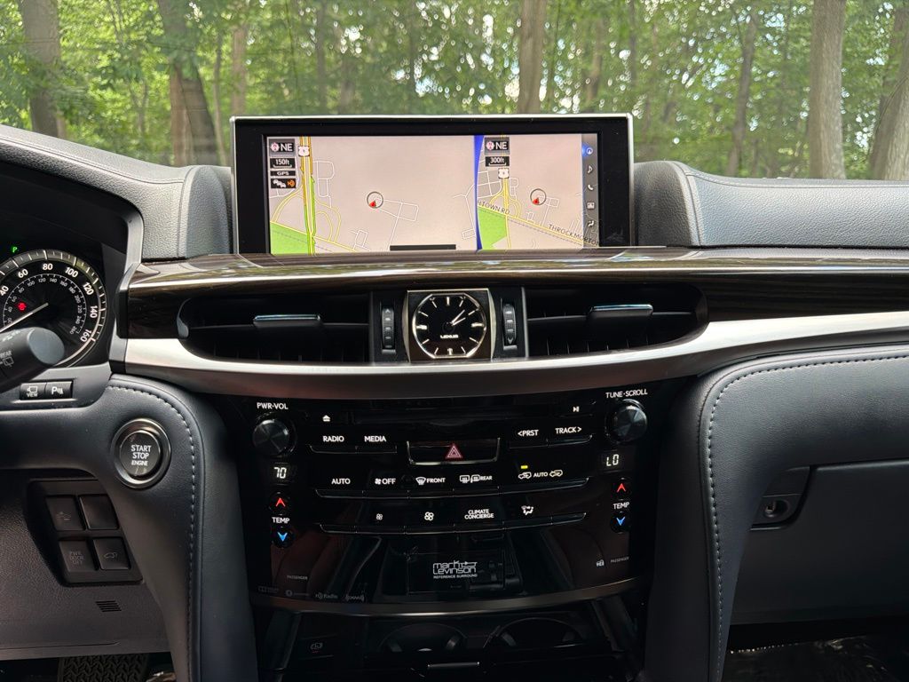 2021 Lexus LX 570 - Photo 27
