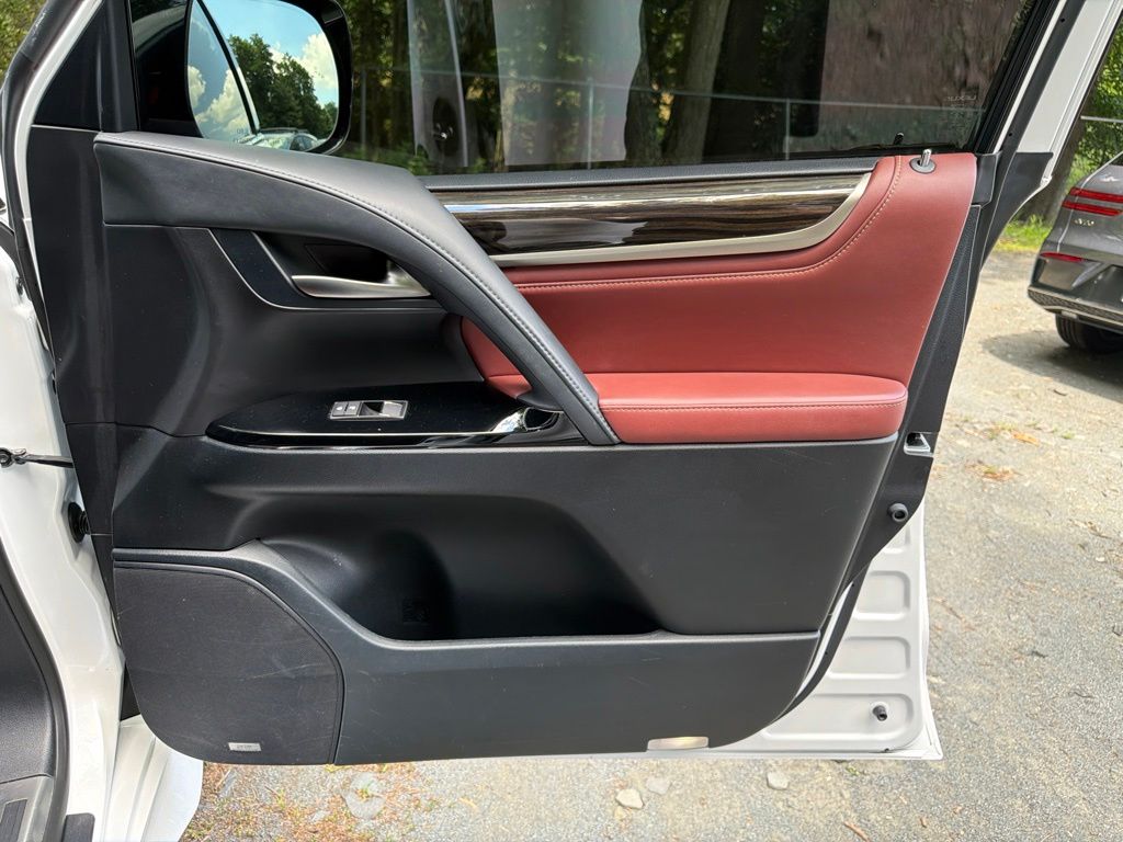 2021 Lexus LX 570 - Photo 9