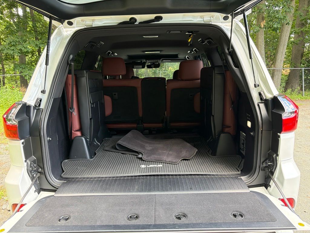 2021 Lexus LX 570 - Photo 13