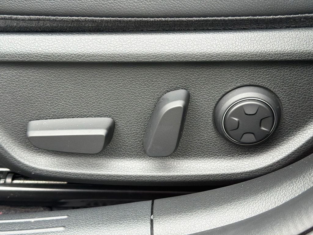 2023 GENESIS G70 Standard - Photo 18