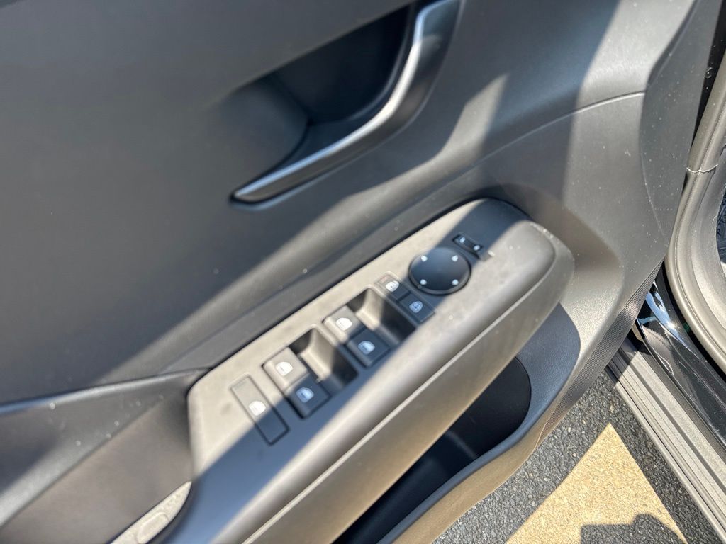 2025 Hyundai Kona SE - Photo 12