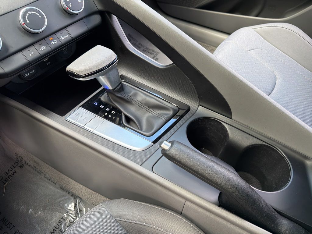 2024 Hyundai Elantra SE - Photo 25