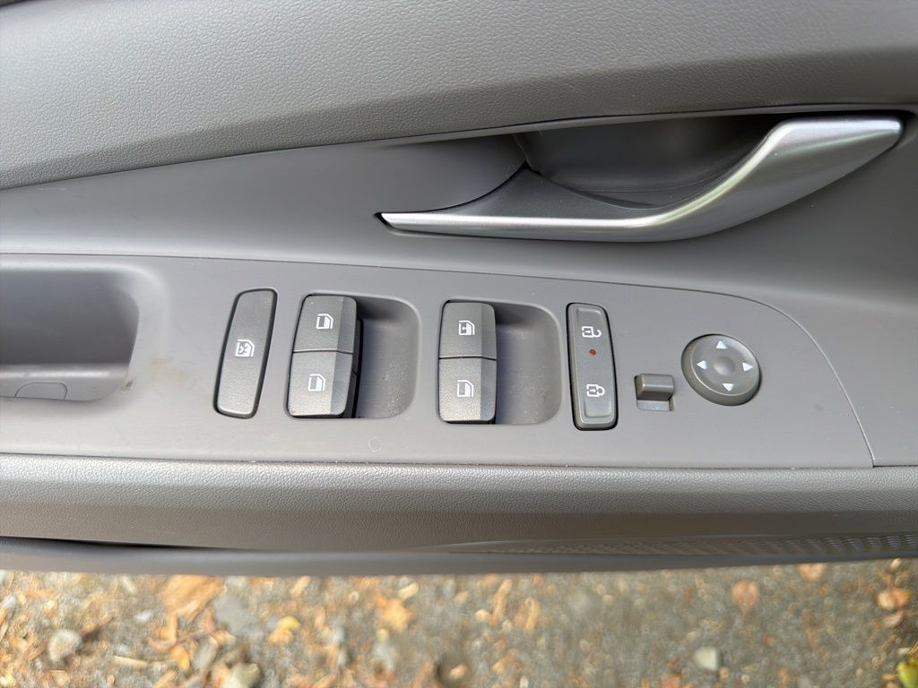 2024 Hyundai Elantra SE - Photo 17
