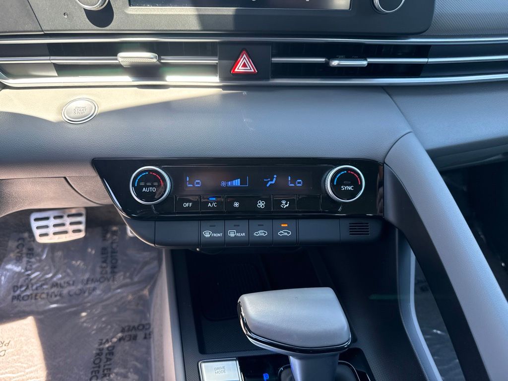 2025 Hyundai Elantra SEL - Photo 26