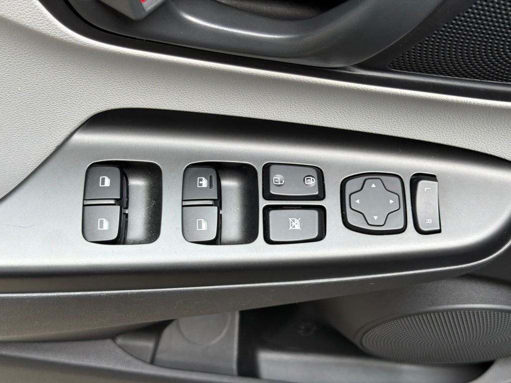 2023 Hyundai Kona SE - Photo 17