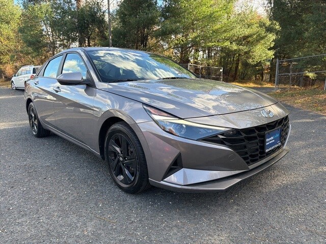 2023 Hyundai Elantra SEL photo 2