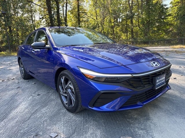 2025 Hyundai Elantra SEL Sport photo 2
