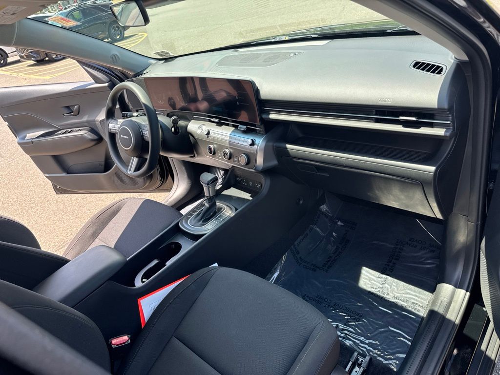 2025 Hyundai Kona SE - Photo 18