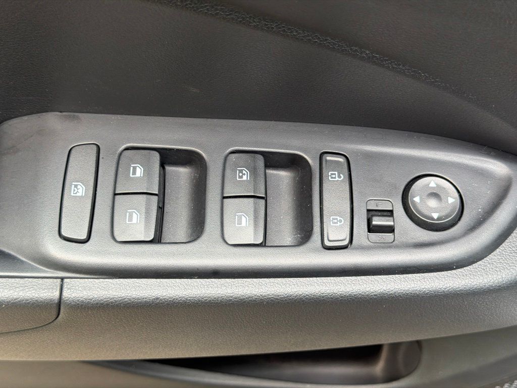 2023 Hyundai Venue SEL - Photo 18