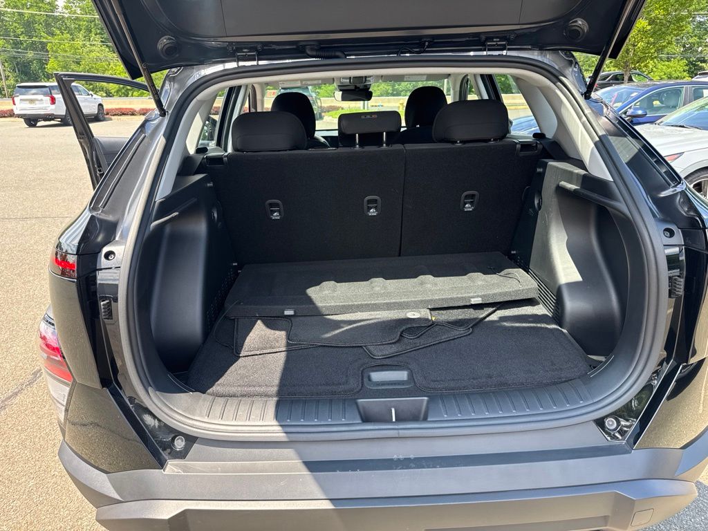 2025 Hyundai Kona SE - Photo 16